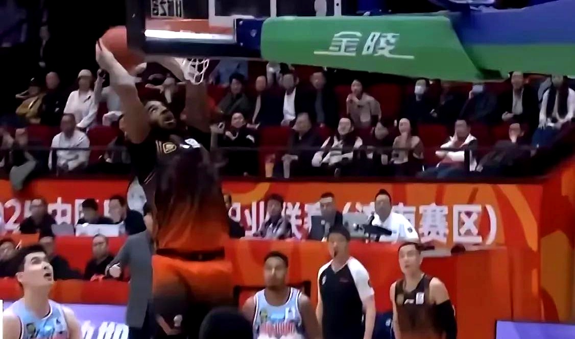 全方位作战！强队在比赛中全面压制对手