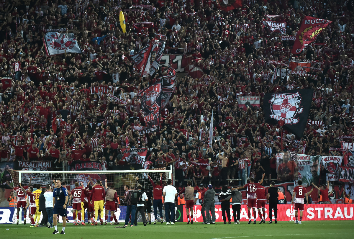 精彩瞬间：球场上的较量让人热血沸腾的简单介绍