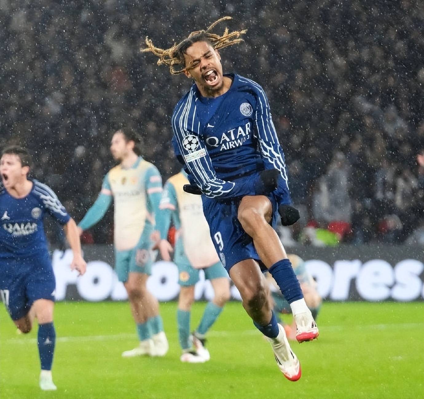 曼城大胜巴黎，领先小组晋级欧冠的简单介绍