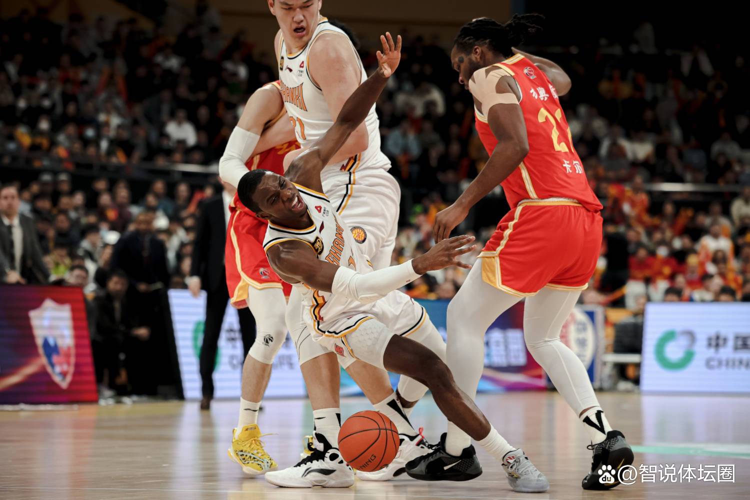 球队默契配合，夺得胜利领先全场