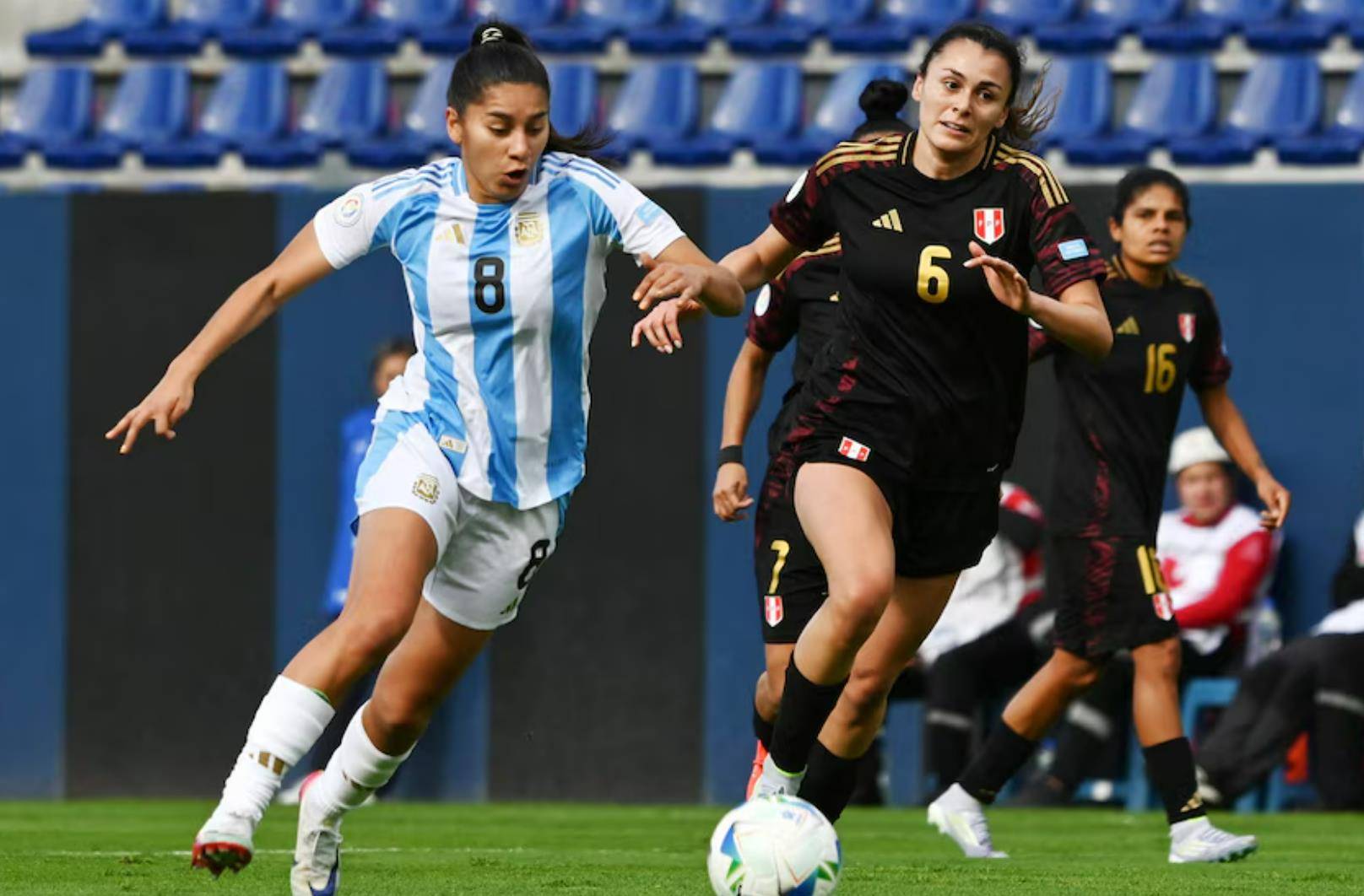 美洲女足球赛事中热门队伍继续领先