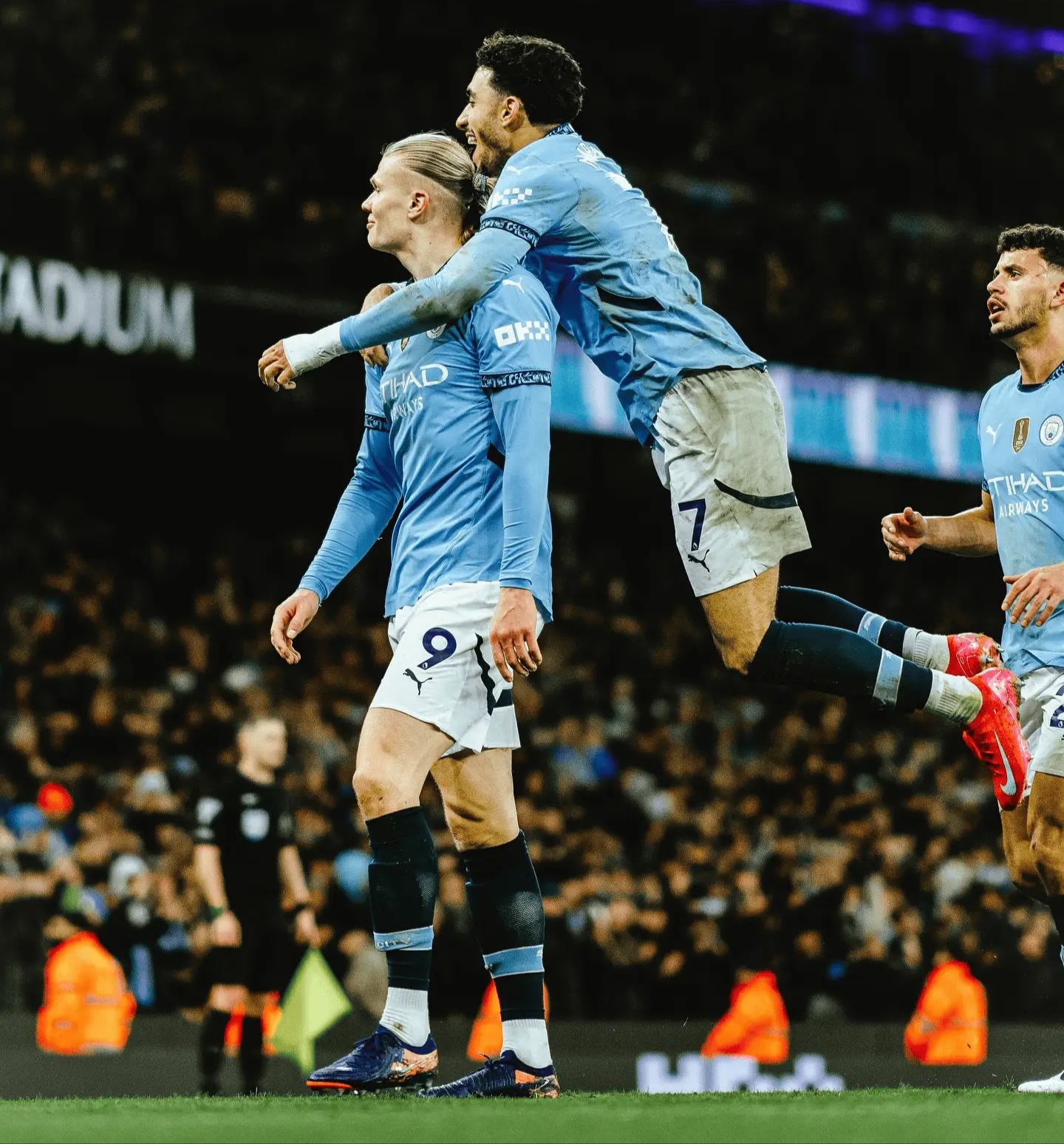 包含曼城将迎战布莱顿，努力追赶领头羊的词条